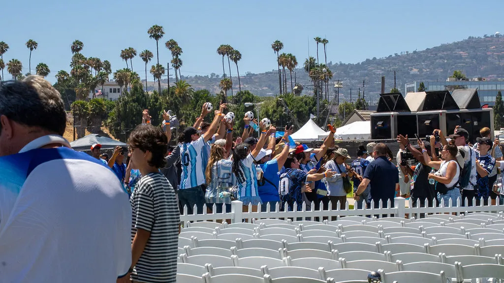 Fans with palms and the San Pedro hillside behind
